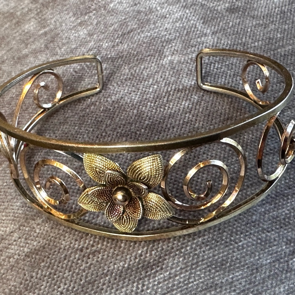 Elegant Gold Floral Bracelet